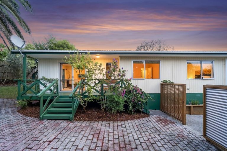 Photo of property in 2/3 Forsythe Place, Massey, Auckland, 0614