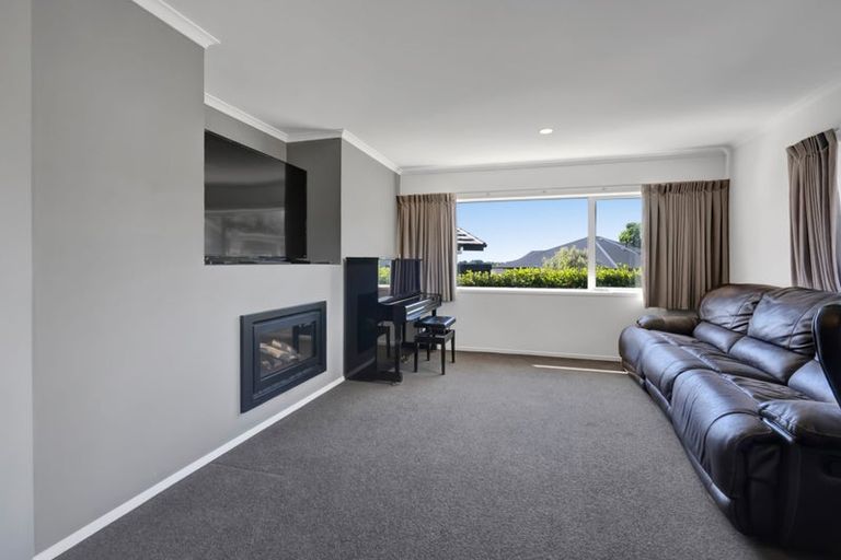 Photo of property in 12 Oakmont Crescent, Waiwhakaiho, New Plymouth, 4312