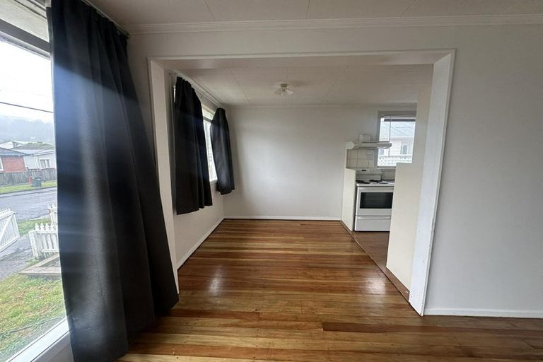 Photo of property in 5 Bird Grove, Stokes Valley, Lower Hutt, 5019