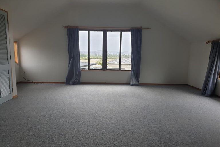 Photo of property in 28 Pohutukawa Avenue, Red Beach, 0932