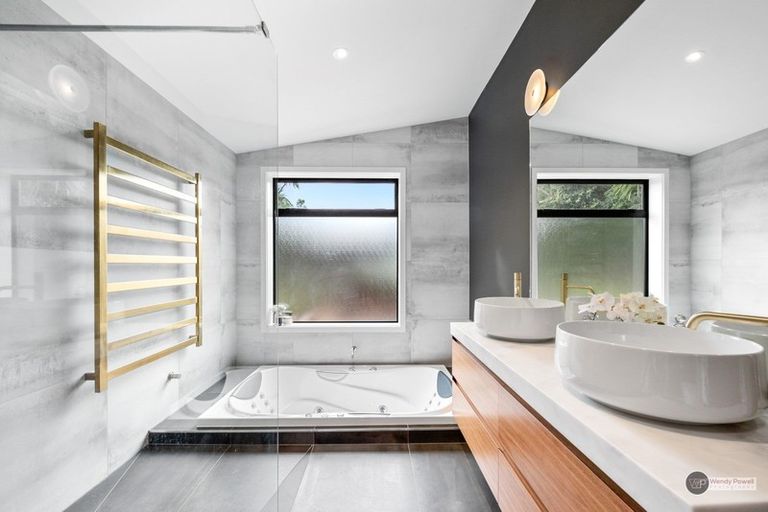 Photo of property in 4a Banksia Grove, Maungaraki, Lower Hutt, 5010