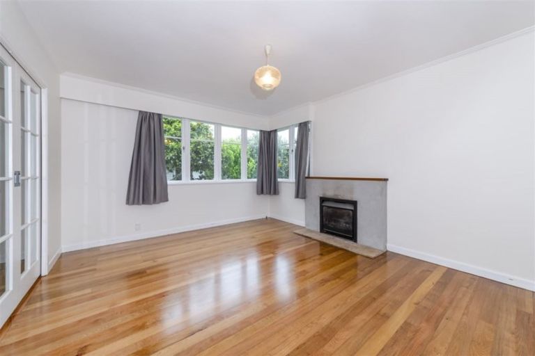 Photo of property in 15 Waione Avenue, Te Atatu Peninsula, Auckland, 0610