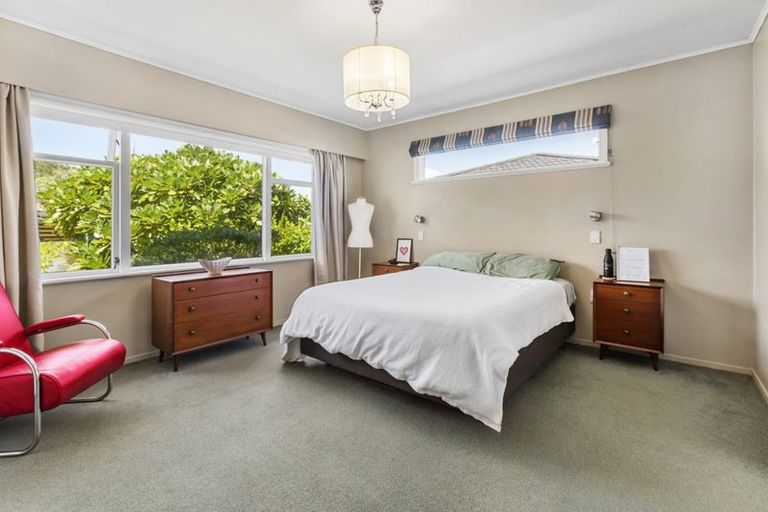 Photo of property in 1 Pinkerton Grove, Newlands, Wellington, 6037