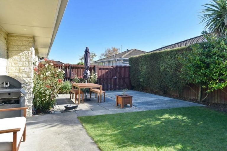 Photo of property in 2/10 Salford Avenue, Redwood, Christchurch, 8051