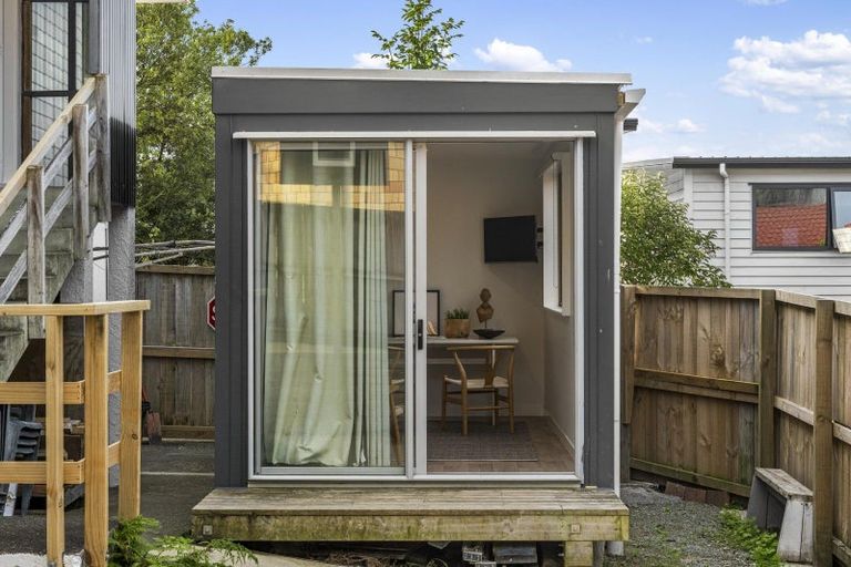 Photo of property in 1/5 Woodall Place, Totara Vale, Auckland, 0627
