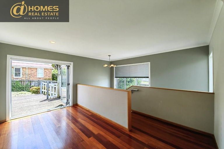 Photo of property in 127 Gossamer Drive, Pakuranga Heights, Auckland, 2010