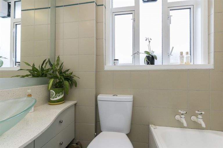 Photo of property in Owd Trafford Flats, 17 Brougham Street, Mount Victoria, Wellington, 6011