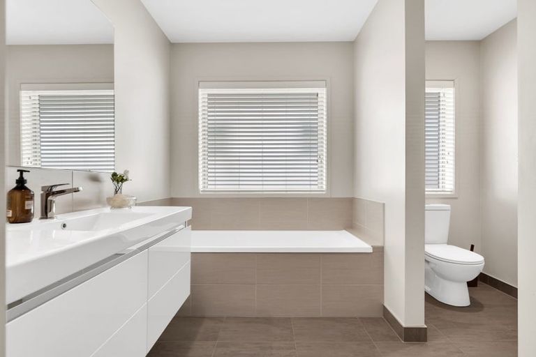 Photo of property in 9 Portofino Point, Karaka, Papakura, 2113