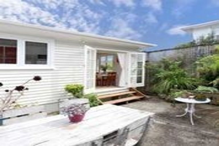 Photo of property in 49 Taylor Terrace, Tawa, Wellington, 5028