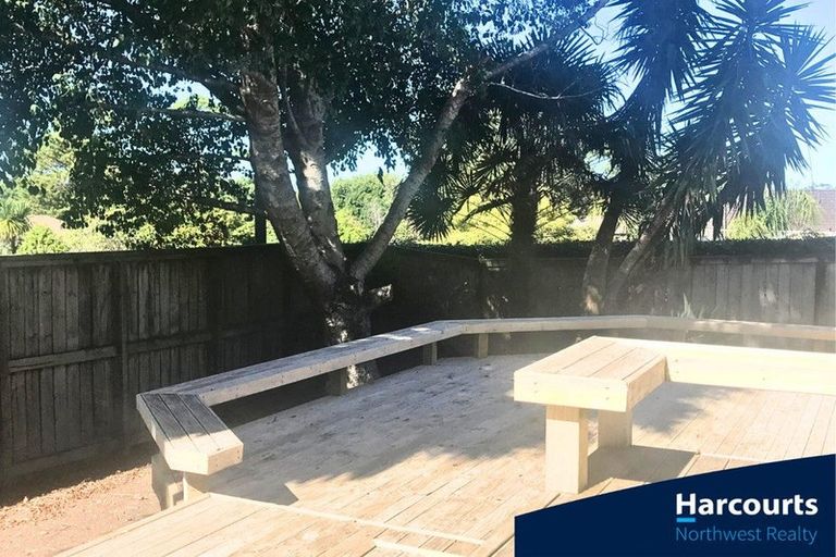 Photo of property in 1a Truscott Place, West Harbour, Auckland, 0618