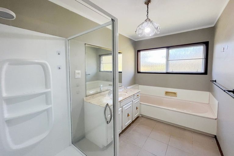 Photo of property in 11 Ravenstone Place, Chatswood, Auckland, 0626