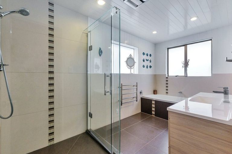 Photo of property in 9 Valerie Crescent, Okura, Albany, 0792