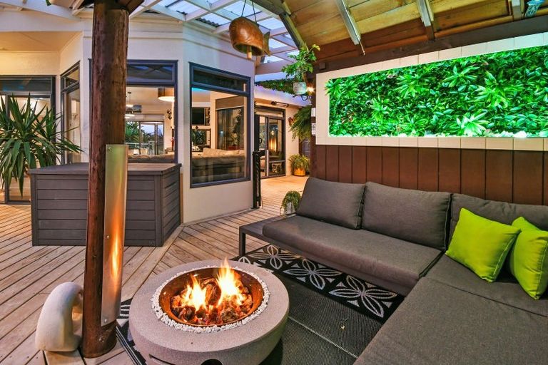 Photo of property in 6 Ribbonwood Crescent, Goodwood Heights, Auckland, 2105