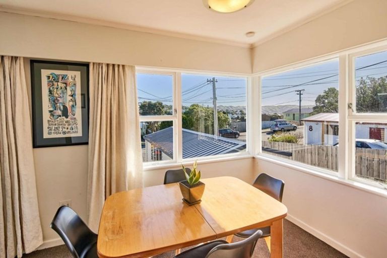 Photo of property in 6 Warrington Grove, Newlands, Wellington, 6037