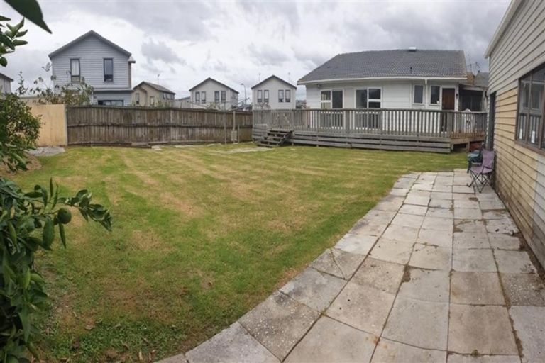 Photo of property in 32 Becker Drive, Weymouth, Auckland, 2103