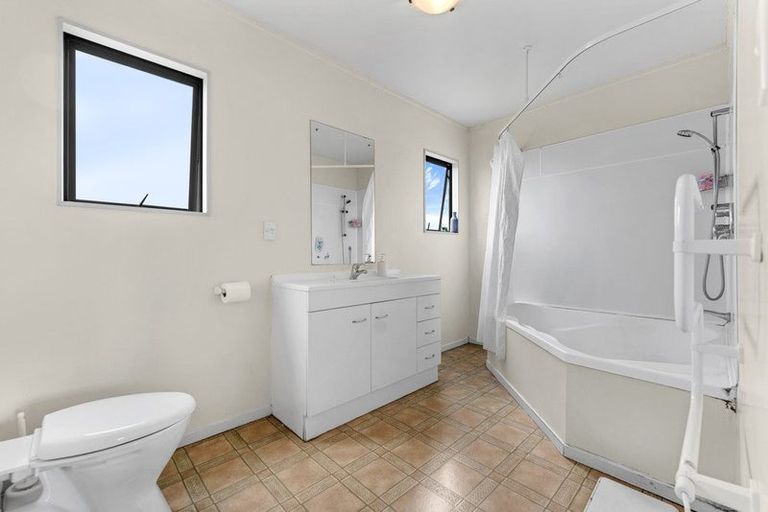 Photo of property in 10 Gunner Drive, Te Atatu Peninsula, Auckland, 0610