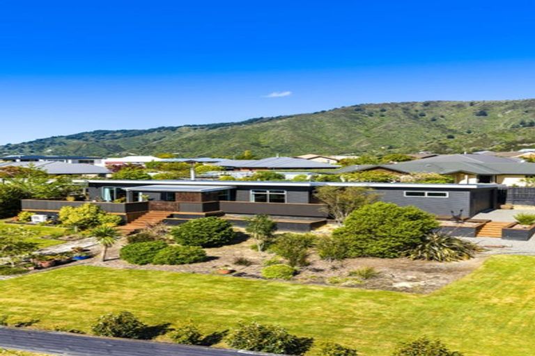 Photo of property in 11 Glentui Place, Waikawa, Picton, 7220