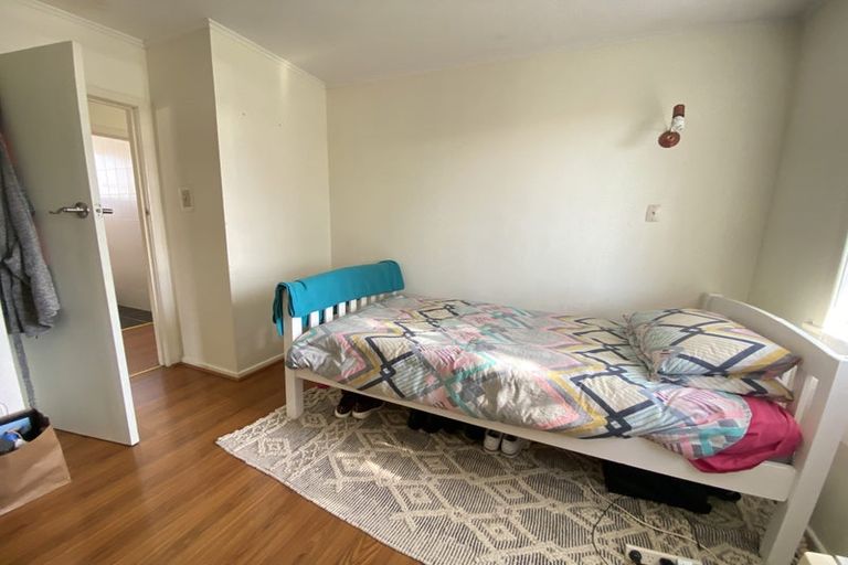 Photo of property in 38 Buscomb Avenue, Henderson, Auckland, 0610