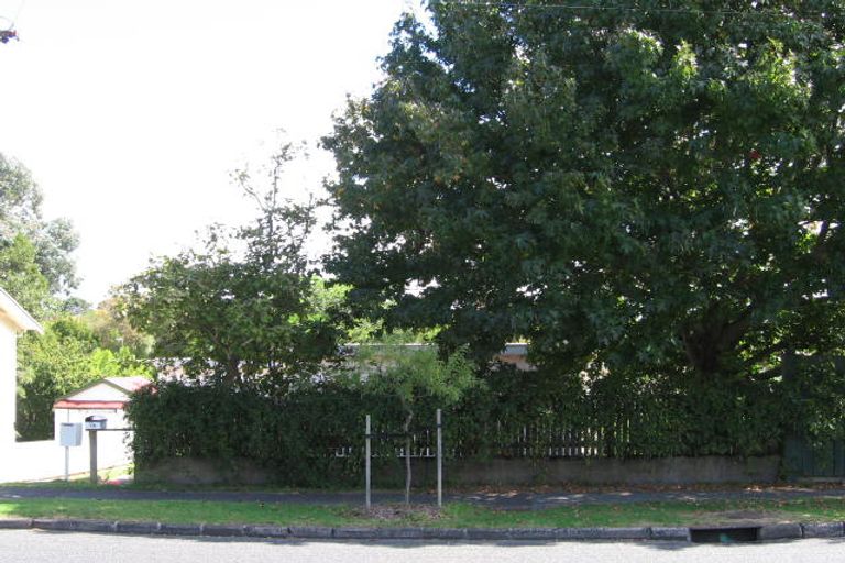 Photo of property in 2/7 Hutchinson Avenue, New Lynn, Auckland, 0600