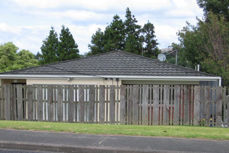 Photo of property in 1/8 Lambrown Drive, Totara Vale, Auckland, 0629
