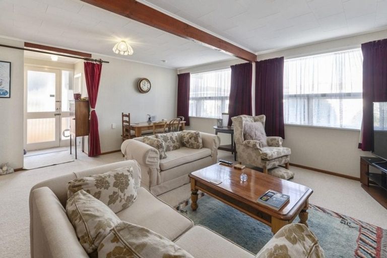 Photo of property in 2 Ely Place, Levin, 5510