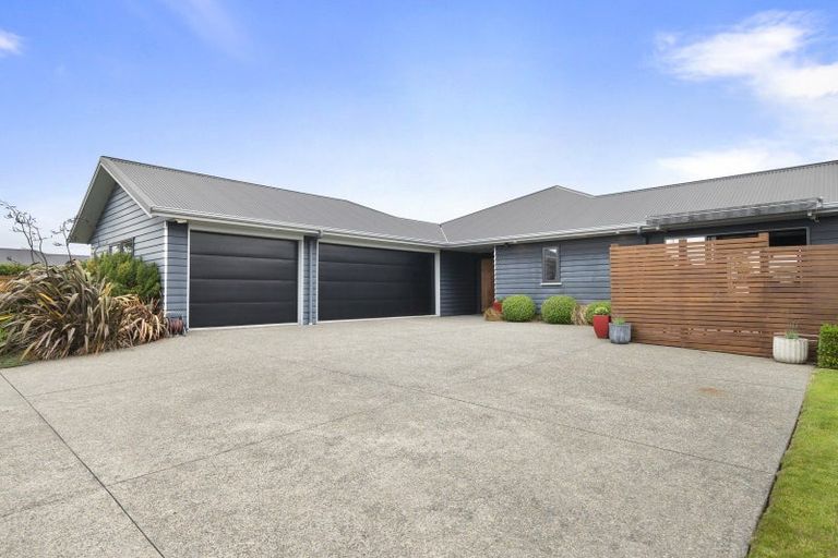 Photo of property in 9 Saint Heliers Grove, Fitzherbert, Palmerston North, 4410
