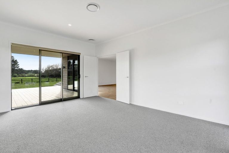 Photo of property in 31 Ninia Road, Paraite, New Plymouth, 4373
