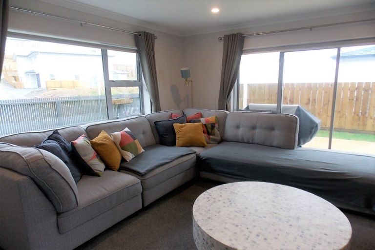 Photo of property in 35 Havana Rise, Grenada Village, Wellington, 6037