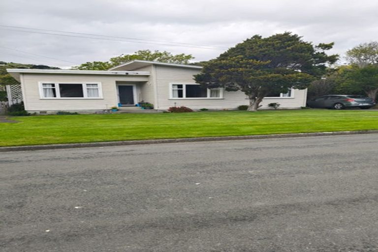 Photo of property in 72 Oxford Street, Tawa, Wellington, 5028