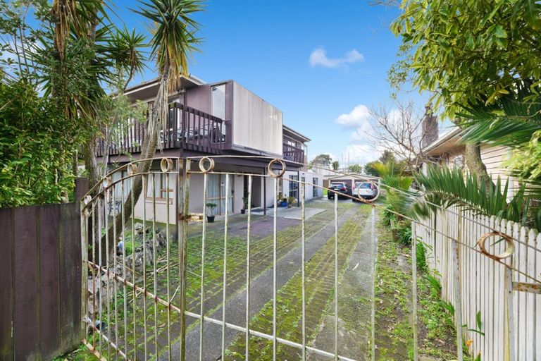Photo of property in 4 Roberts Road, Te Atatu South, Auckland, 0610