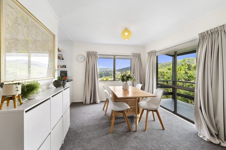 Photo of property in 6 Sasanqua Way, Crofton Downs, Wellington, 6035