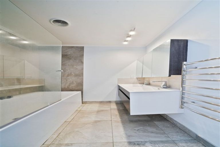 Photo of property in 30a Holland Street, Pukekohe, 2120