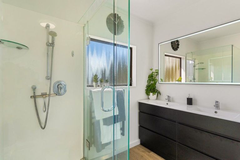 Photo of property in 123 Carlisle Road, Northcross, Auckland, 0632