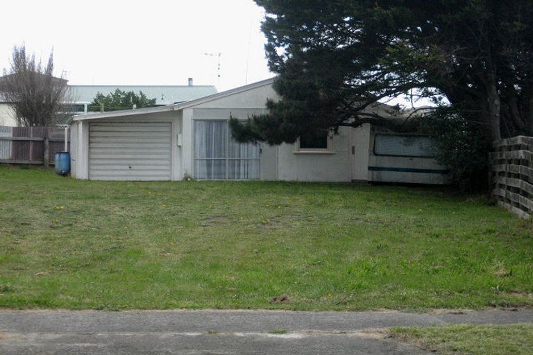 Photo of property in 4 Aranui Avenue, Waitarere Beach, Levin, 5510