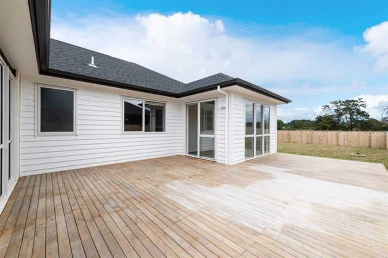 Photo of property in 10 Walter Ruddock Avenue, Kumeu, 0810