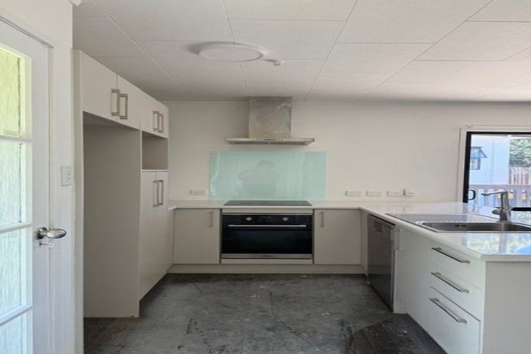 Photo of property in 8 Landow Place, Henderson, Auckland, 0612