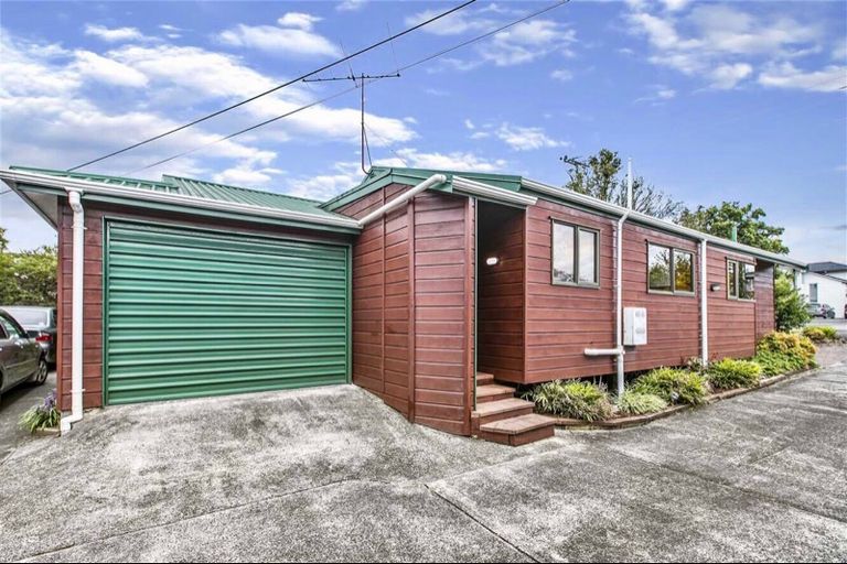 Photo of property in 2/109 Chivalry Road, Glenfield, Auckland, 0629