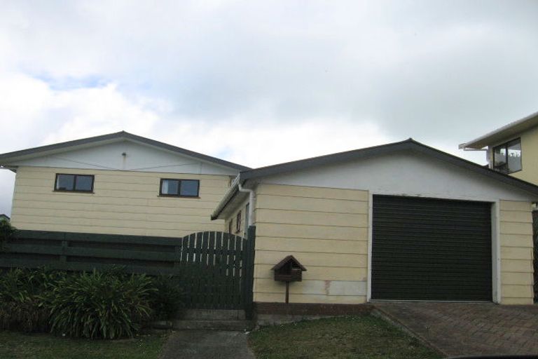 Photo of property in 28 Arahanga Grove, Maupuia, Wellington, 6022