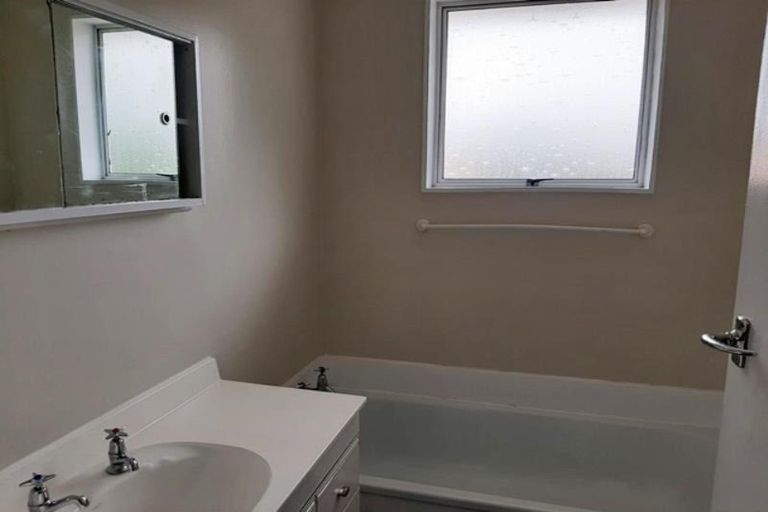 Photo of property in 5 Fairview Place, Westown, New Plymouth, 4310