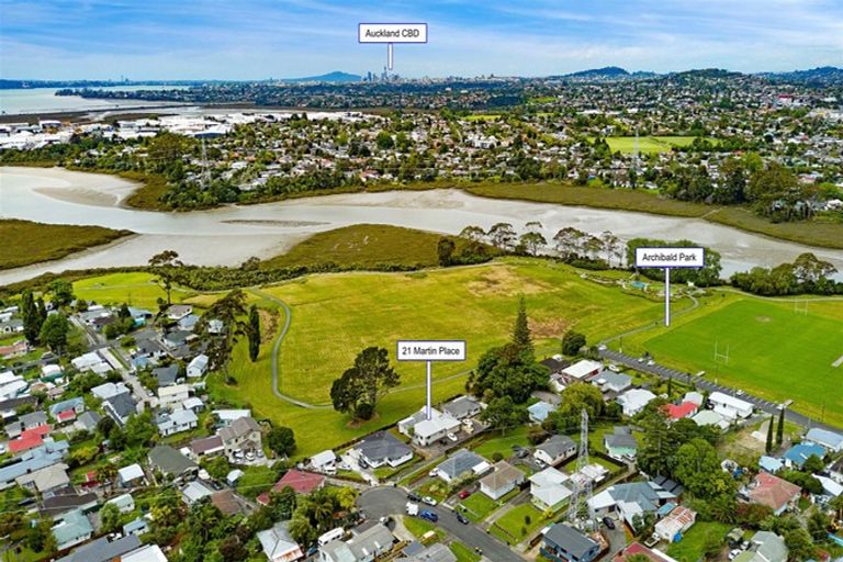 Photo of property in 21 Martin Place, Kelston, Auckland, 0602