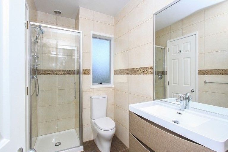 Photo of property in 2/29 Eastern Beach Road, Eastern Beach, Auckland, 2012