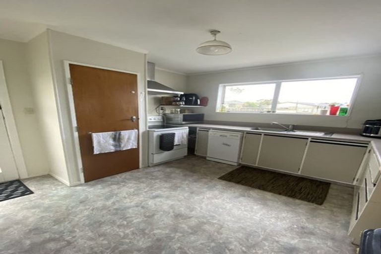 Photo of property in 18a Chetwode Grove, Newlands, Wellington, 6037