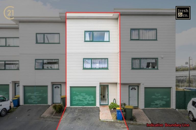 Photo of property in 2/1 Briar Way, New Lynn, Auckland, 0600