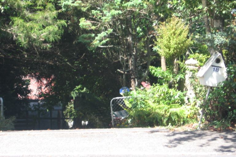 Photo of property in 18 Easton Park Parade, Glenfield, Auckland, 0629