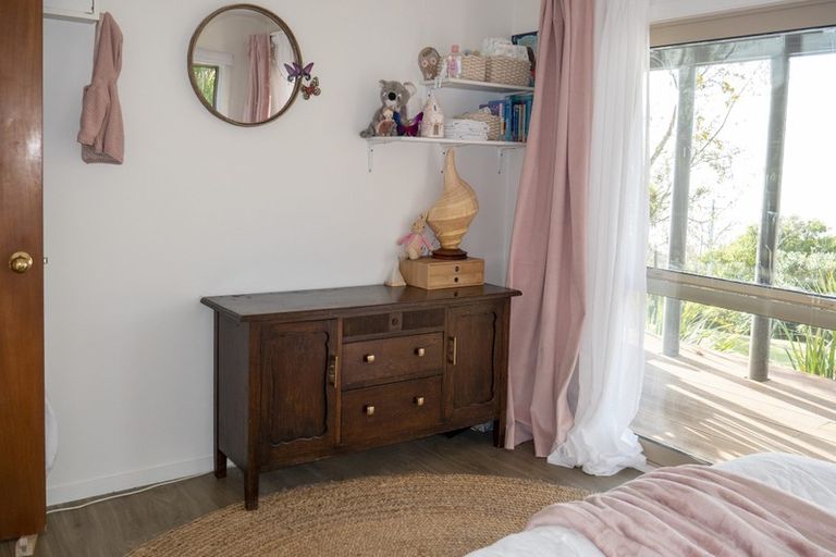 Photo of property in 14 Log Race Road, Piha, New Lynn, 0772