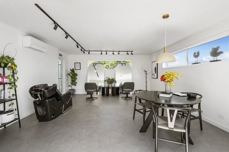 Photo of property in 904 East Coast Road, Northcross, Auckland, 0630