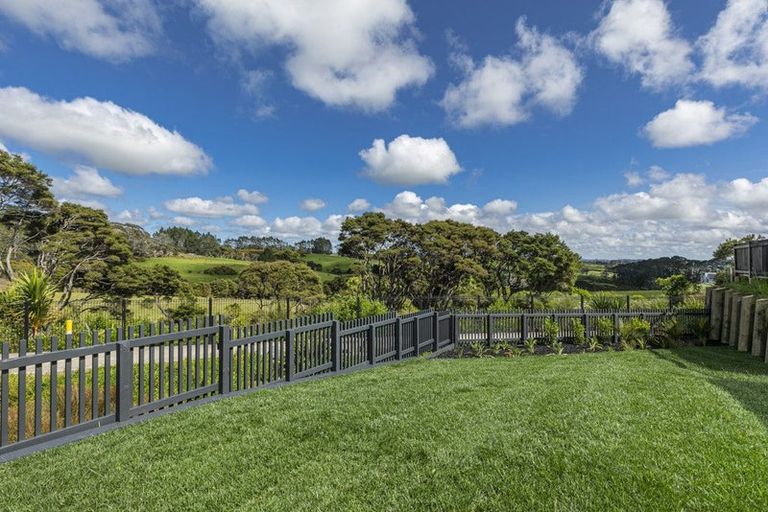 Photo of property in 36 Taiororua Avenue, Massey, Auckland, 0614