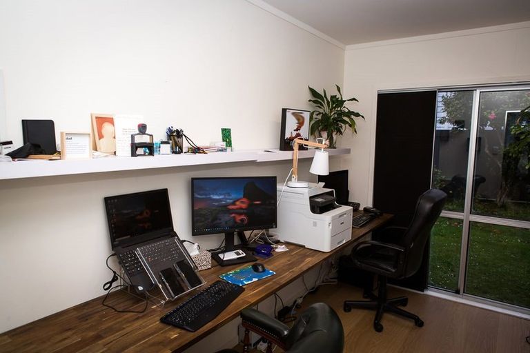 Photo of property in 18 Paddington Grove, Karori, Wellington, 6012