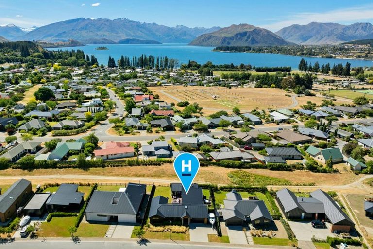 Photo of property in 13 Sapphire Spring Rise, Wanaka, 9305