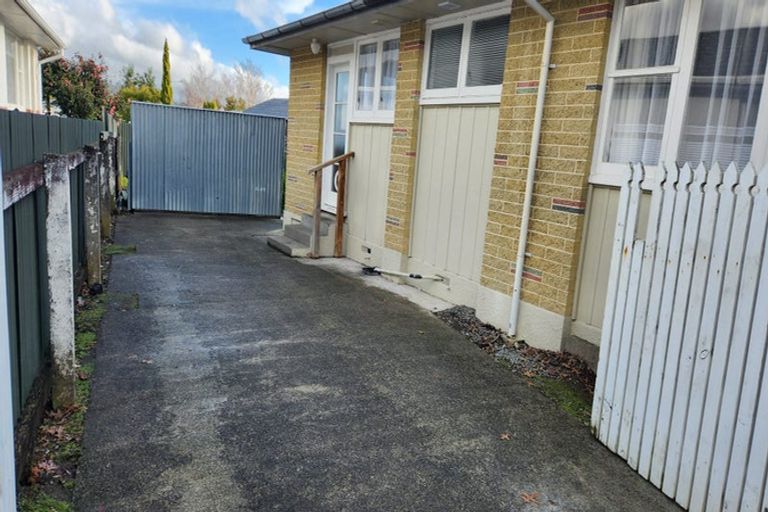 Photo of property in 2/6 Moeraki Road, Maoribank, Upper Hutt, 5018